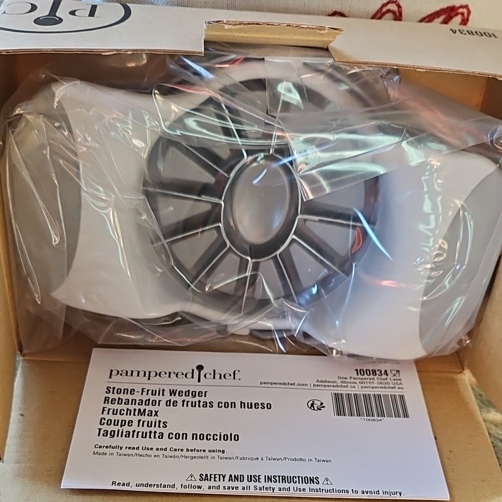 Pampered Chef Stone Fruit Wedger